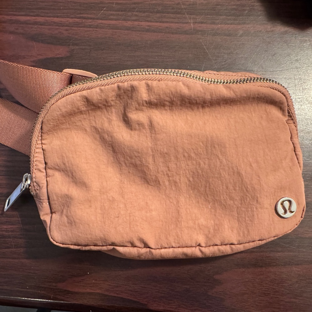 Lululemon everywhere belt bag / sold out color!